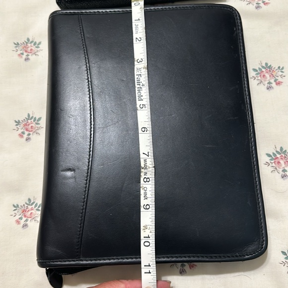 Kirkland signature zip up leather organizer/planner. 7 ring. - Picture 12 of 14